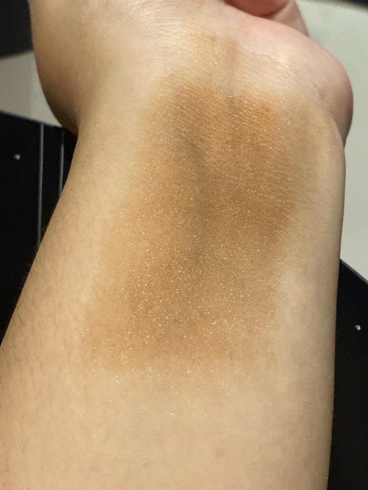 Glowish by HudaBeauty luminous pressed powder bronzer (Category: Makeup) located in Paranaque City. Submitted by veibi3 (Listing ID 1466357752, Image 3). Description: 2 shades avail 3 piece avail Super nice bronzy shimerry shade.