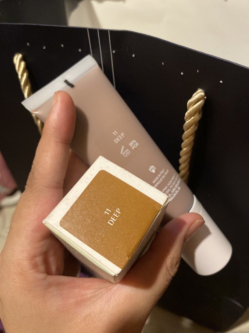 Glowish by HudaBeauty Multidew Skintint (Category: Makeup) located in Paranaque City. Submitted by veibi3 (Listing ID 1466353530, Image 2). Description: Brandnew Skin-tint Deep shade, best for contour and shade mixer! .