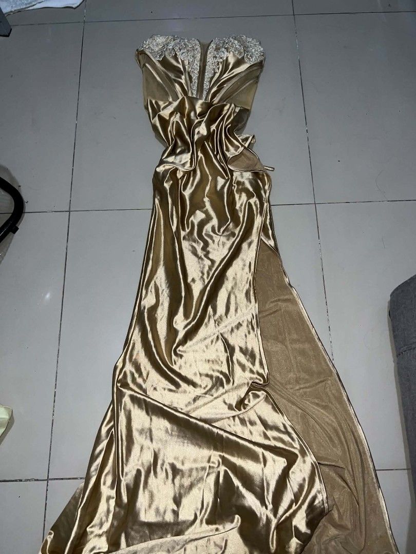 Gold Gown (Category: Evening dresses & gowns) located in Paranaque City. Submitted by xxgeorgia (Listing ID 1466561122, Image 1). Description: used once only xs to small.