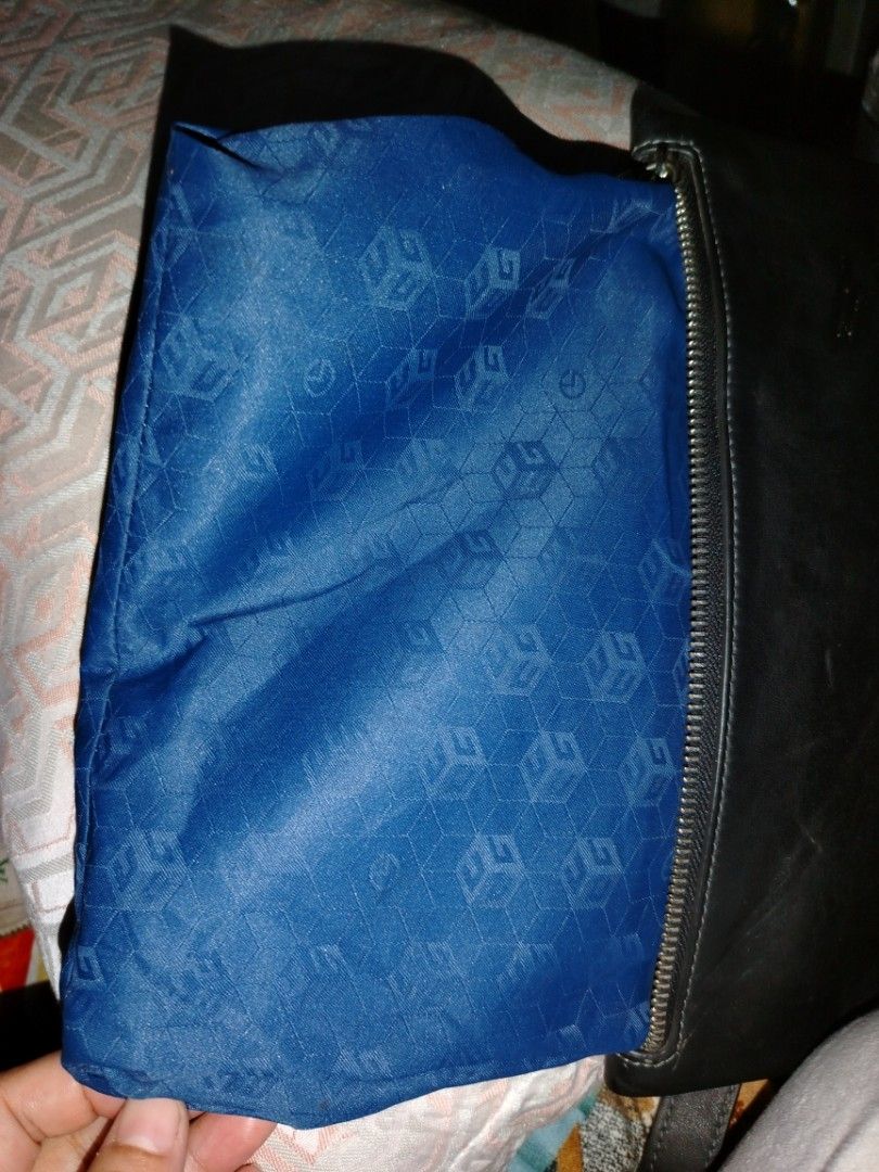 Gold lion clutch (Category: Belt bags, Clutches and Pouches) located in Tanauan. Submitted by tyrone4 (Listing ID 1466551826, Image 2). Description: Genuine leather Goldlion pieces maintain better resale value compared to synthetic alternatives 10cmx7cm.