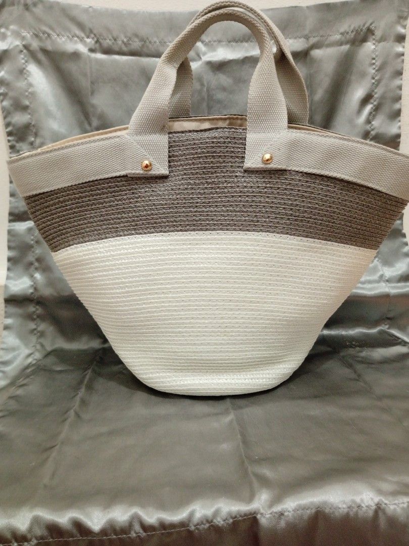 Gray and white tote bag handbag (Category: Tote Bags) located in Valenzuela. Submitted by bakisbox (Listing ID 1466456701, Image 2). Description: Items description: ‎ ‎Condition: like new ‎Price: 350 ‎(Negotiable) ‎ ‎Note: expect our items to have minimal flaws such as dent, scratched, chips. Due to its second hand nature or damage items from malls and or shops, here we have "AS IS" basis ‎ ‎Method of shipping: ‎ ‎SAME DAY DELIVERY ‎(Along QC, Va