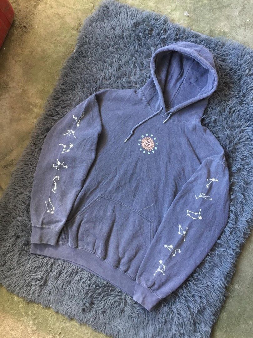 Gray Constellation Hoodie (Category: Hoodies) located in Rizal. Submitted by biano.co (Listing ID 1466484848, Image 1). Description: 24 by 27 Boxy Large No Issue.