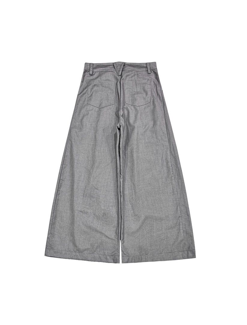 GREY PLEATED WIDE LEGGED TROUSER (Category: Trousers) located in Subic. Submitted by kidfrom00s (Listing ID 1466394453, Image 2). Description: GREY PLEATED WIDE LEGGED TROUSER 28” WAIST 15” THIGH 38” LENGTH 12.5” HEM.