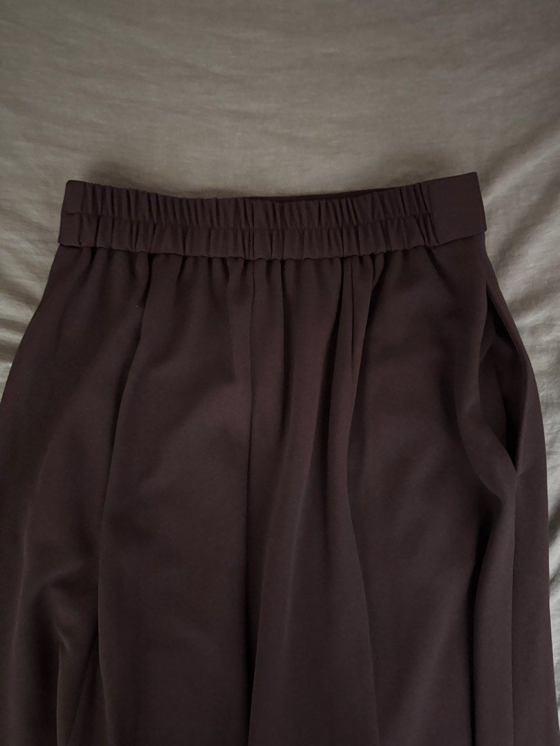 GU — Brown Maxi Skirt (Category: Skirts) located in Manila. Submitted by tricia_lara (Listing ID 1466457698, Image 3). Description: Only used this once for a convention :) It has garterized waist with a pocket. Cute for your work fit! :) Shipping via Grab/Lalamove only 📍Taft, Manila.