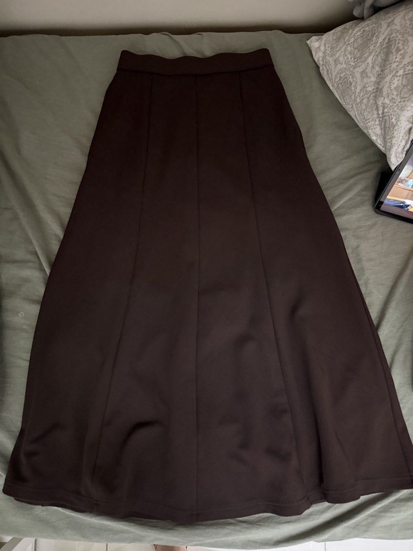 GU — Brown Maxi Skirt (Category: Skirts) located in Manila. Submitted by tricia_lara (Listing ID 1466457698, Image 1). Description: Only used this once for a convention :) It has garterized waist with a pocket. Cute for your work fit! :) Shipping via Grab/Lalamove only 📍Taft, Manila.