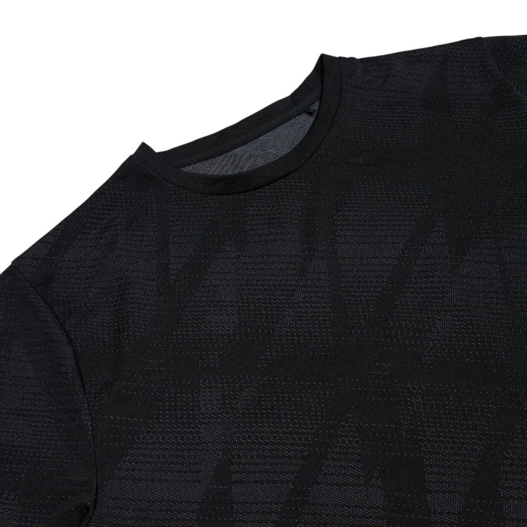 GU Abstract Dry Ex Crew Neck Breathable Tee (Category: Tshirts & Polo Shirts ) located in Angeles City. Submitted by thriftrawph (Listing ID 1466466198, Image 2). Description: as-new condition (no issues) color rate: 10/10 size: L width: 20.5 length: 28 available thru dm [<3] please ensure the item fits you or the recipient. color may vary slightly due to lighting. refunds/returns accepted only for valid reasons.