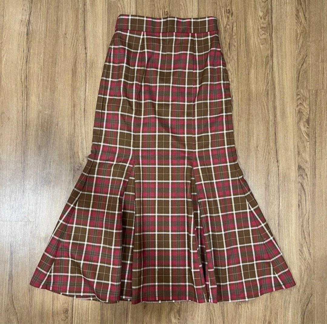 GU by Uniqlo SALE! (Category: Skirts) located in Muntinlupa City. Submitted by shopblank (Listing ID 1466438092, Image 1). Description: - Style: Mermaid flare silhouette with a chic high waist - Design: Brown plaid pattern accented with pink and white lines - Details: Wide ruffled hem at the bottom and convenient back zipper closure - Fabric: Smooth and comfortable texture - Versatility: Ideal for autumn styling; pairs easily with simple knit top