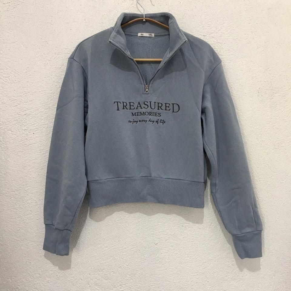 GU half zip semi crop jacket (Category: Coats, Jackets and Outerwear) located in Subic. Submitted by ayvee.ph (Listing ID 1466383114, Image 2). Description: GU half zip semi crop jacket Super pretty!🐻 Excellent cond No issue No flaws No when worn photo Once worn Size: S on tag fits Medium Prelove Price: 600 (last price posted) 📌Color may vary due to lighting 📍Olongapo City 🚛Reg J&T door to door del Mine now pay tom Scheduled shipping .