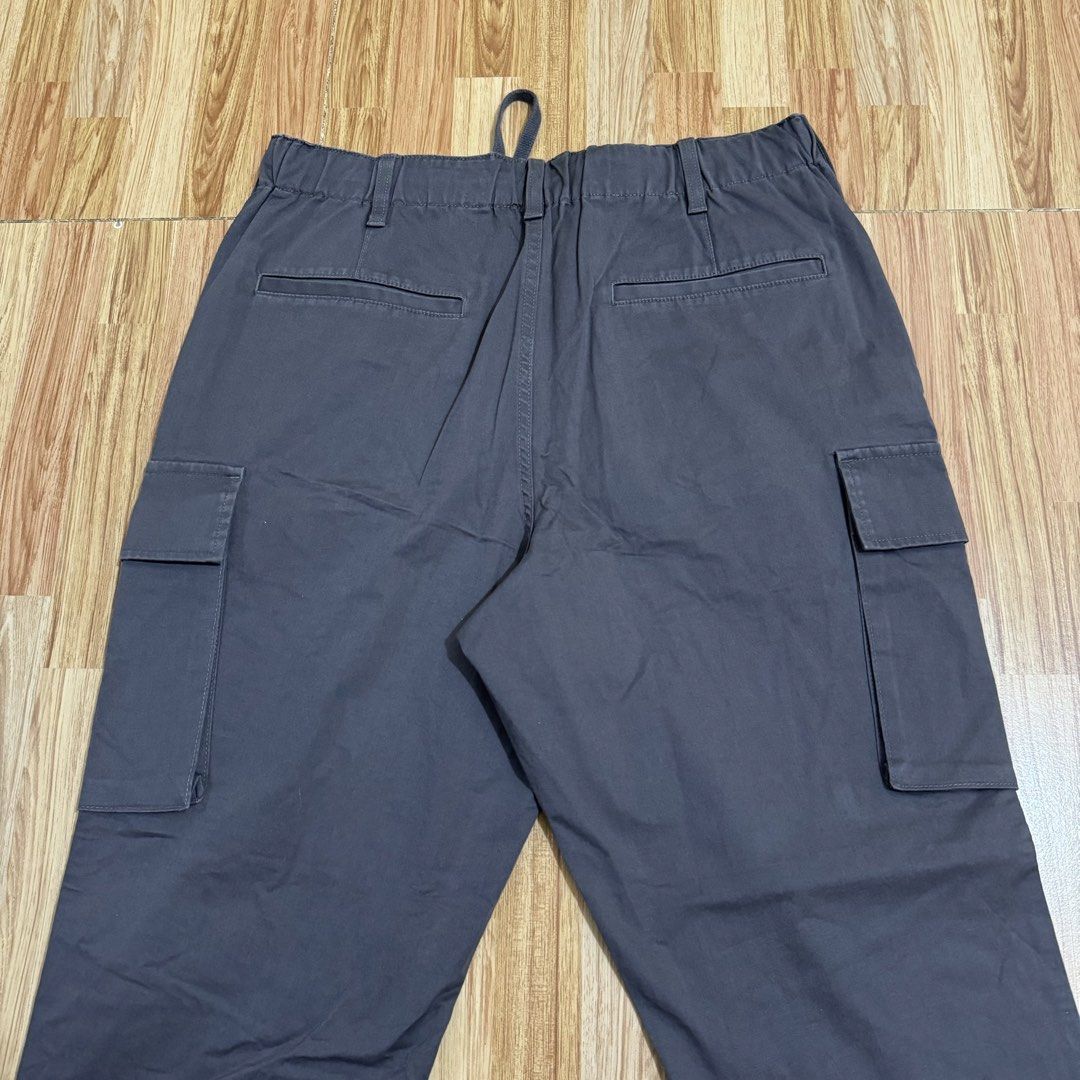 GU MEN’S CARGO PANTS (Category: Trousers) located in Manila. Submitted by thrifthing_121102 (Listing ID 1466502604, Image 3). Description: GU MEN’S CARGO PANTS •SIZE LARGE •WAIST - 32-34” •LENGTH - 38” •HEM - 7” •EXCELLENT CONDITION •NO ISSUES ₱599 + SF ✅All items are in excellent to new condition. ✅Color may vary due to lighting. 📦J&T Express or Lalamove Shipping. 💸Gcash Payment. 📍Moonwalk, Paranaque City.