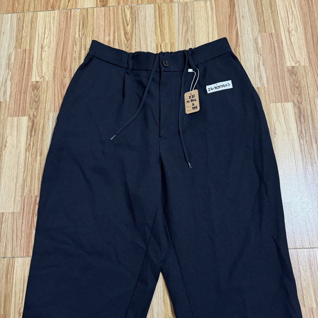 GU MEN’S EASY ANKLE TROUSER (Category: Trousers) located in Manila. Submitted by thrifthing_121102 (Listing ID 1466499400, Image 2). Description: GU MEN’S EASY ANKLE TROUSER •SIZE SMALL •WAIST - 27-30” •LENGTH - 35” •HEM - 7” •EXCELLENT CONDITION •NO ISSUES ₱499 + SF ✅All items are in excellent to new condition. ✅Color may vary due to lighting. 📦J&T Express or Lalamove Shipping. 💸Gcash Payment. 📍Moonwalk, Paranaque City.