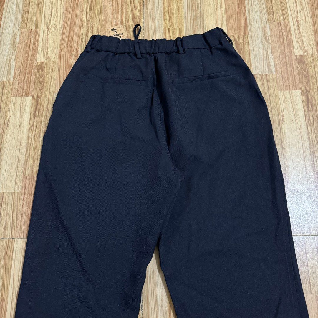 GU MEN’S EASY ANKLE TROUSER (Category: Trousers) located in Manila. Submitted by thrifthing_121102 (Listing ID 1466499400, Image 3). Description: GU MEN’S EASY ANKLE TROUSER •SIZE SMALL •WAIST - 27-30” •LENGTH - 35” •HEM - 7” •EXCELLENT CONDITION •NO ISSUES ₱499 + SF ✅All items are in excellent to new condition. ✅Color may vary due to lighting. 📦J&T Express or Lalamove Shipping. 💸Gcash Payment. 📍Moonwalk, Paranaque City.