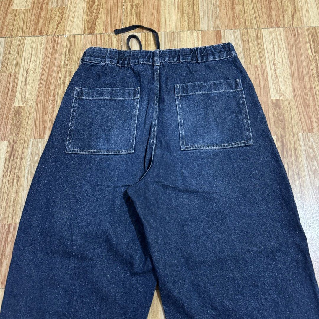 GU MEN’S EASY BARREL-LEG JEANS (Category: Jeans) located in Manila. Submitted by thrifthing_121102 (Listing ID 1466503014, Image 3). Description: GU MEN’S EASY BARREL-LEG JEANS •SIZE SMALL •WAIST - 29-30” •LENGTH - 36.5” •HEM - 8.5” •EXCELLENT CONDITION •NO ISSUES ₱699 + SF ✅All items are in excellent to new condition. ✅Color may vary due to lighting. 📦J&T Express or Lalamove Shipping. 💸Gcash Payment. 📍Moonwalk, Paranaque City.