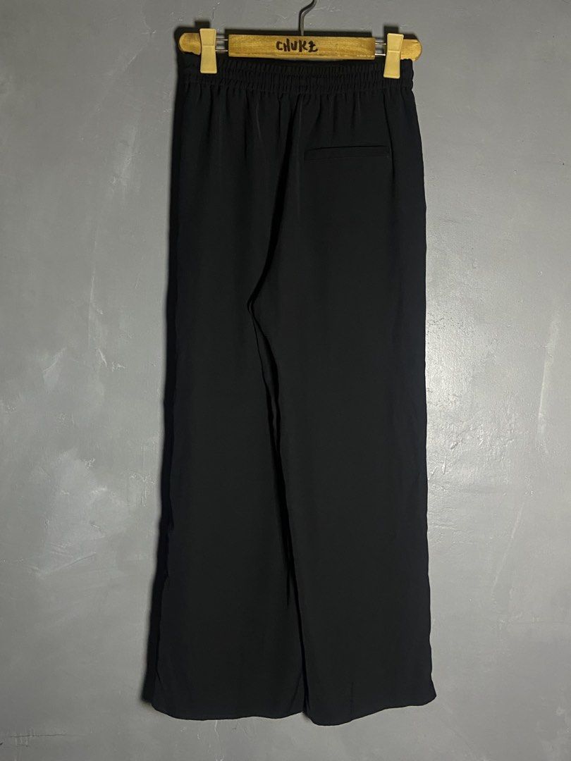 GU women’s Draped Wide Pants (Category: Activewear) located in Cabuyao City. Submitted by saucycloset (Listing ID 1466396550, Image 3). Description: GU women’s Draped Wide Pants Size : Large Dimes : 28-32W 40L 11H Condition : Excellent Issue : none Price : 500 📍READY TO WEAR 📍Cabuyao Laguna.