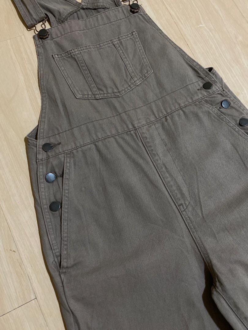 GU Womens Overalls (Category: Coats, Jackets and Outerwear) located in Cadiz. Submitted by davidspothead (Listing ID 1466355777, Image 2). Description: Medium on tag Waist 30 Length 38" 9/10 rate w/ minor issue.