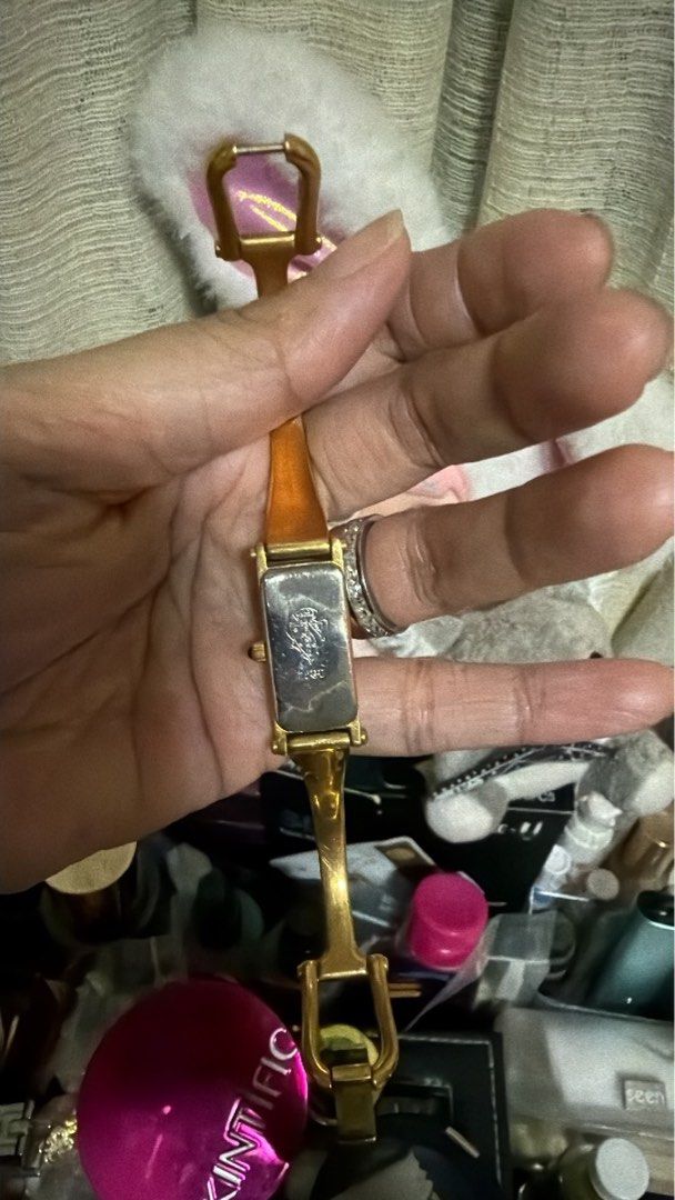 Gucci 1500L watch (Category: Women's Watches) located in Pasig City. Submitted by periwinklepeach (Listing ID 1466377690, Image 3). Description: Legit Not working Gold tone.