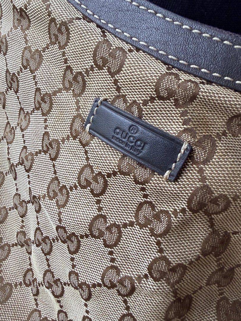 Gucci crossbody bag (Category: Luxury Bags & Wallets) located in San Pascual. Submitted by s3resale (Listing ID 1466427951, Image 2). Description: See photos for flaws.. Zipper gucci underzip (working) Rubs sa zipper puller Faded hardware Has code Manage your expectations since its vintage gucci..