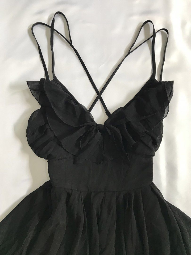 Guess Flowy Black Dress (Category: Dresses) located in Davao. Submitted by mira_e02 (Listing ID 1466425374, Image 2). Description: Size : S-M , Bust : 30 inch , Waistline: 26-27 inches, Above the Knee Dress. .