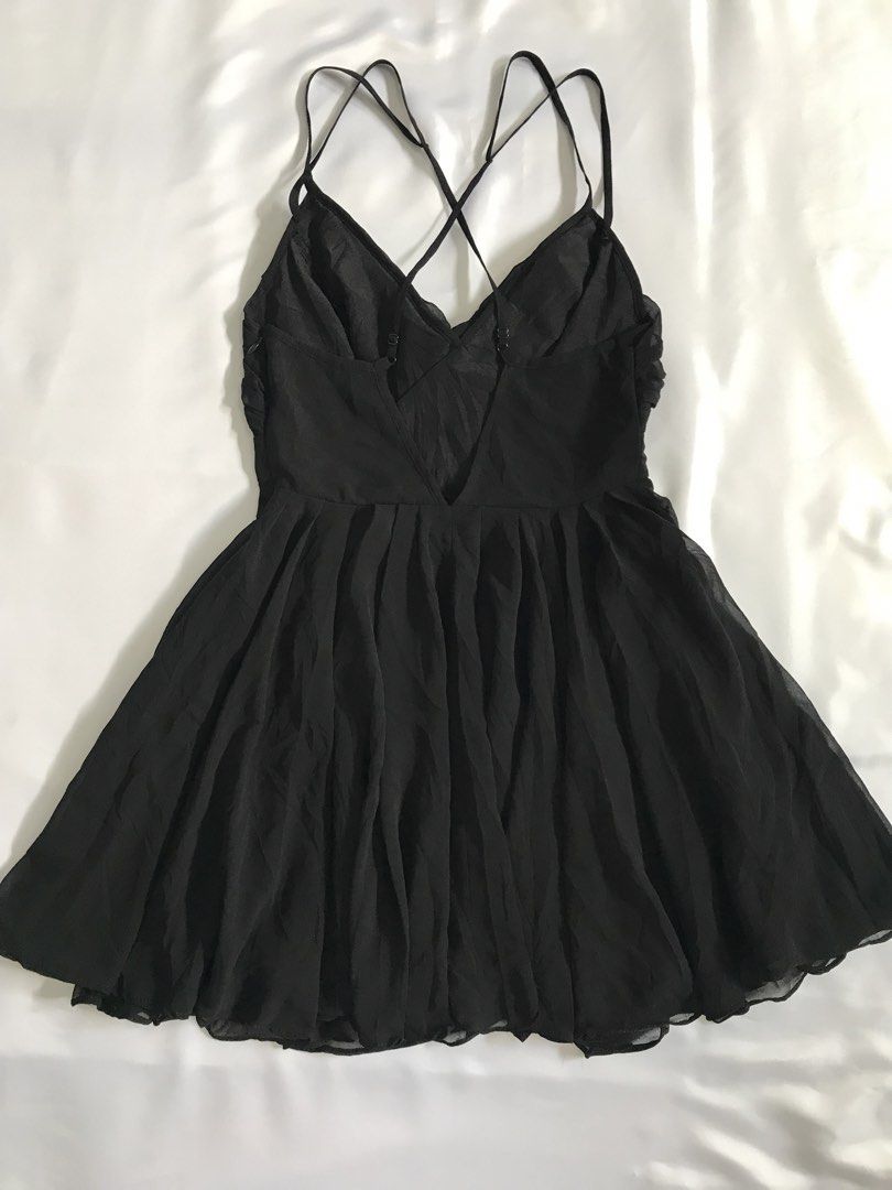 Guess Flowy Black Dress (Category: Dresses) located in Davao. Submitted by mira_e02 (Listing ID 1466425374, Image 3). Description: Size : S-M , Bust : 30 inch , Waistline: 26-27 inches, Above the Knee Dress. .