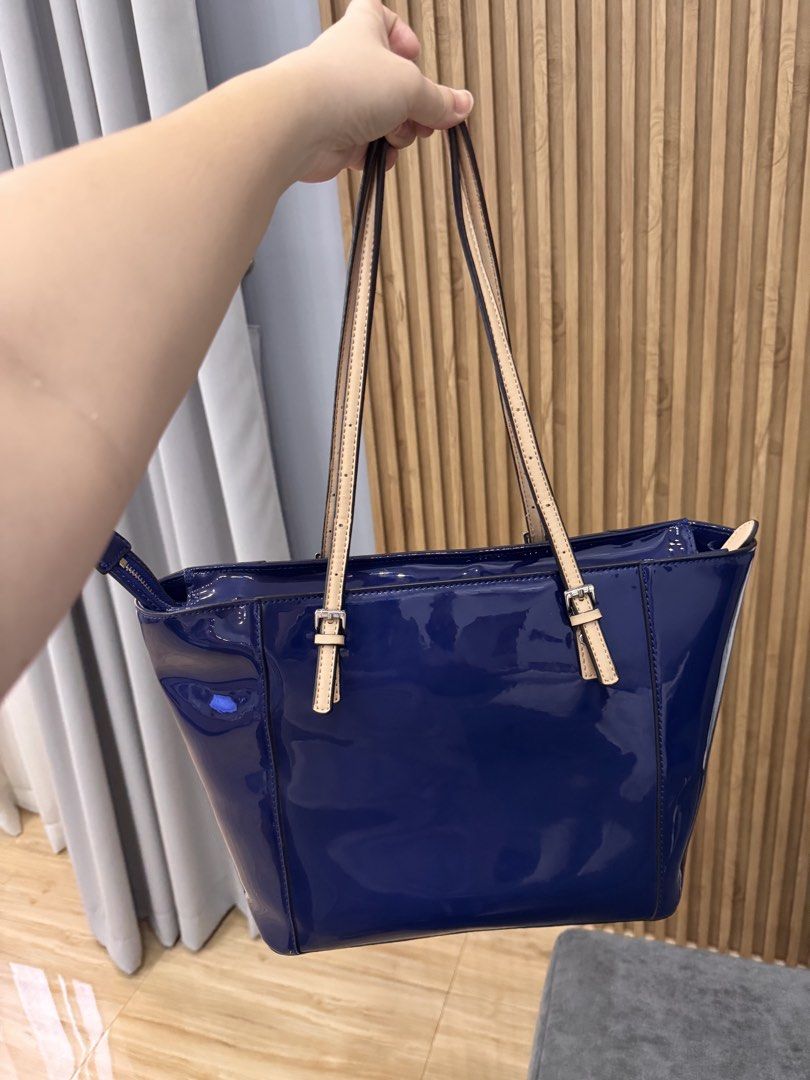 Guess Large Shoulder Bag- Authentic (Category: Shoulder Bags) located in Mexico. Submitted by hayascentph (Listing ID 1466408074, Image 2). Description: *Brand New & Sealed *Mode of payment Gcash/Maya Wallet *Delivery Fee to be shouldered by buyer *We ship Nationwide *Courier JNT or LBC cash on delivery, Cash on pick up in nearest LBC branch Need a new scent? Follow my Facebook page for perfume finds! Facebook Page: Haya Scent Carousell: hayascen