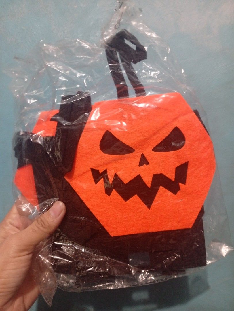 Halloween Party Supplies (Category: Occasions & Party Supplies) located in Taguig. Submitted by mgaabubotniligaya (Listing ID 1466367014, Image 3). Description: for take all includes wig , mini pumpkin buckets, lootbags , hanging skull for display, many more.