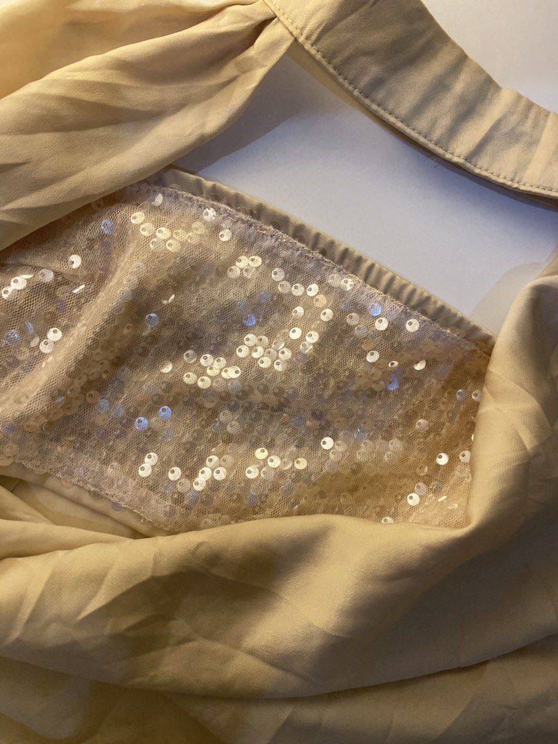 Halter top with sequin tube (Category: Sleeveless) located in Iloilo. Submitted by chelseyywz (Listing ID 1466501919, Image 3). Description: Small size. Very unique for its design ✨ I love how it flatters my body. .