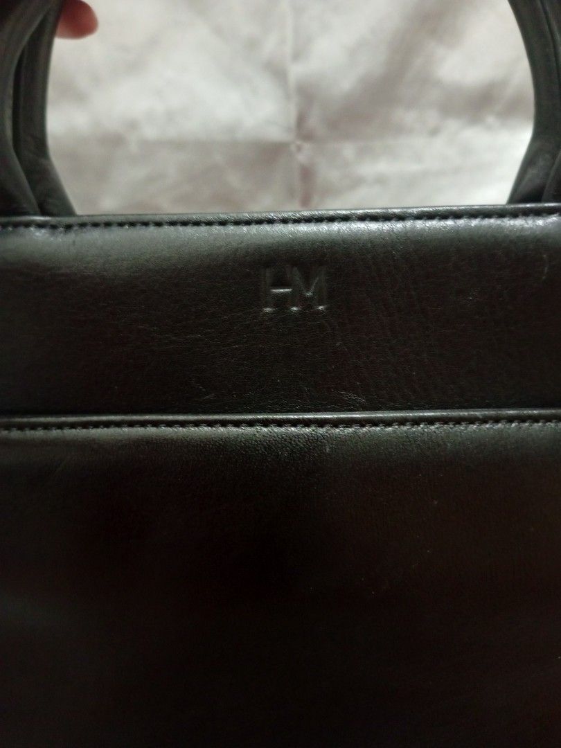 Hanae mori black hand back (Category: Luxury Bags & Wallets) located in Valenzuela. Submitted by bakisbox (Listing ID 1466429666, Image 2). Description: ‎Items description: ‎ ‎Condition: like new ‎Price: 2,500 ‎(Negotiable) ‎ ‎Note: expect our items to have minimal flaws such as dent, scratched, chips. Due to its second hand nature or damage items from malls and or shops, here we have "AS IS" basis ‎ ‎Method of shipping: ‎ ‎SAME DAY DELIVERY ‎(Al