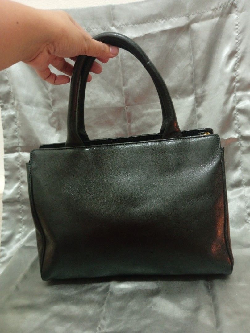 Hanae mori black hand back (Category: Luxury Bags & Wallets) located in Valenzuela. Submitted by bakisbox (Listing ID 1466429666, Image 3). Description: ‎Items description: ‎ ‎Condition: like new ‎Price: 2,500 ‎(Negotiable) ‎ ‎Note: expect our items to have minimal flaws such as dent, scratched, chips. Due to its second hand nature or damage items from malls and or shops, here we have "AS IS" basis ‎ ‎Method of shipping: ‎ ‎SAME DAY DELIVERY ‎(Al