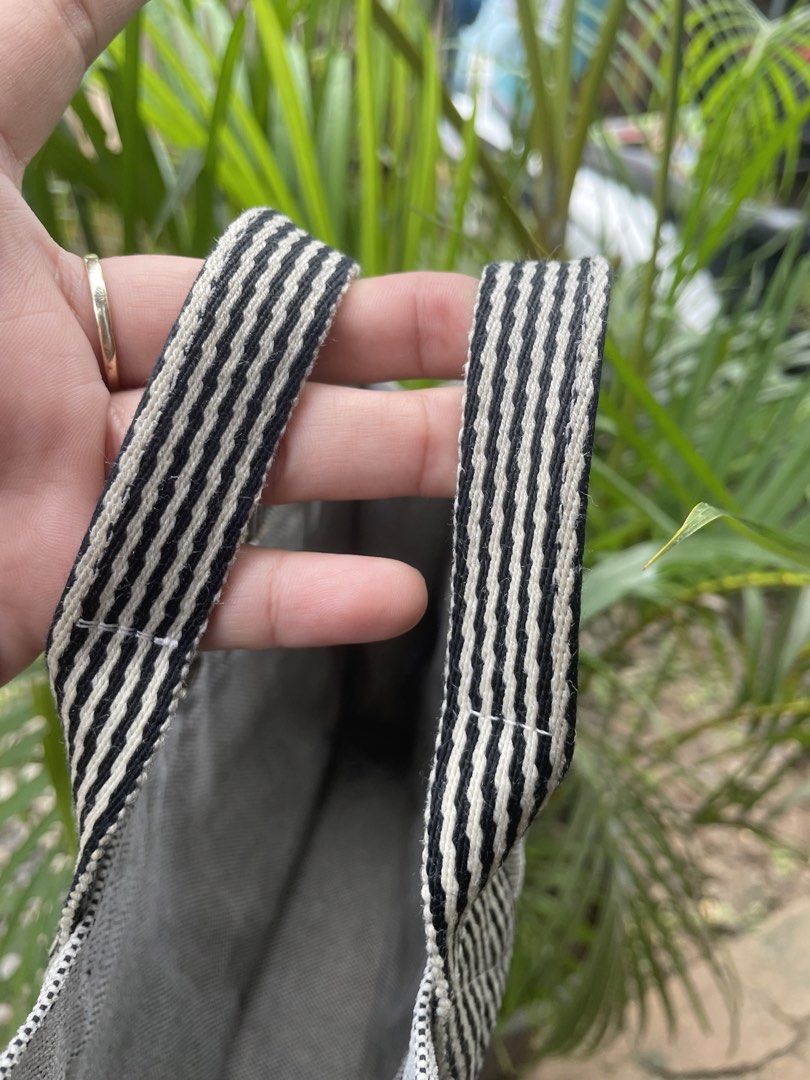 Handbag (Category: Luxury Bags & Wallets) located in Cagayan de Oro. Submitted by kawaii_67trifted (Listing ID 1466431651, Image 3). Description: Rubs on corners.