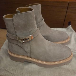 （分類：）位於 。 由 preloved_armoires 提交（商品編號 1466532499，圖片 1）。簡介： 。