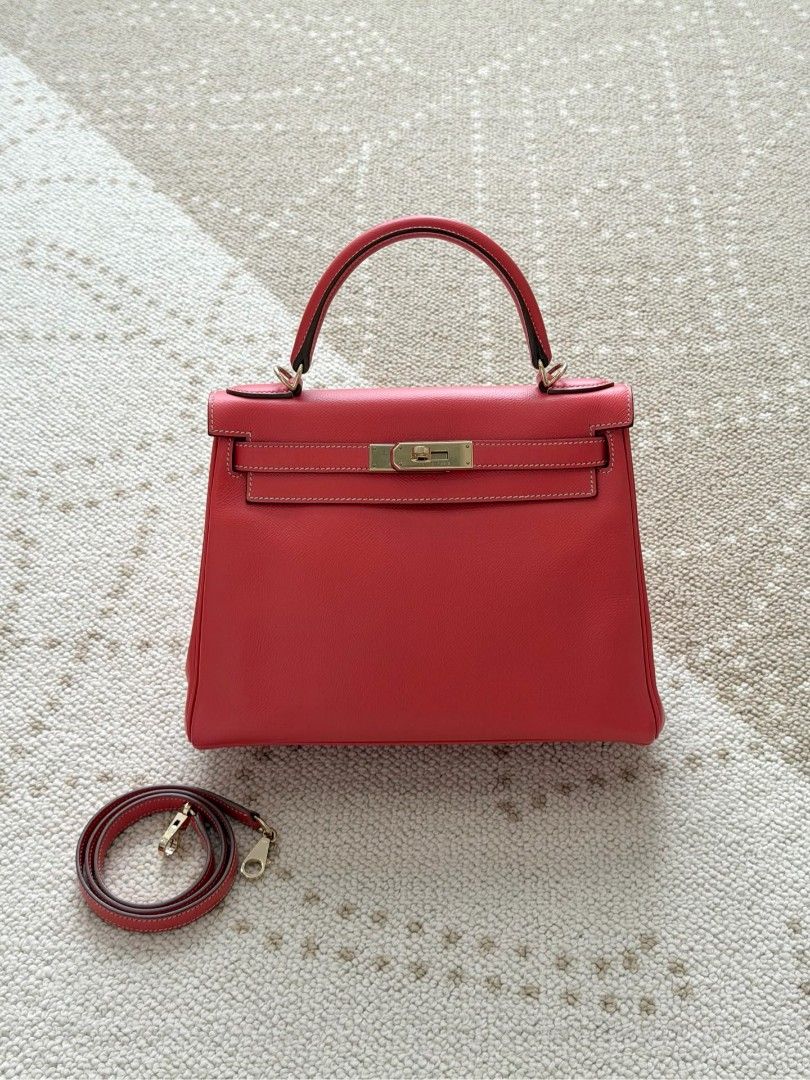 Hermes Kelly 28 Rose Tyrien x gold Epsom leather （分類：手袋及銀包）位於 Hong Kong。 由 jluxhk 提交（商品編號 1466400509，圖片 1）。簡介： 尺寸/ Size:28x22x10cm 配件 / Accessories：strap,with out key and lock 新舊程度（因人而異） / New：95% 刻或編碼年份/Stamp or Code:Stamp p 本店商品編號:2610 06Qi 人手量度有可能存在1-2cm誤差，以實物為準 (非門市現貨) 如確定要需80%訂金，5-6天到貨後到觀塘店交收及付尾款。 (Pre-order Only) 80% deposit required to confirm. Arrives in 5-6 days. Pick up & settle balance at Kwun Tong store. 📦 Worldwide Delivery 💳 Secur
