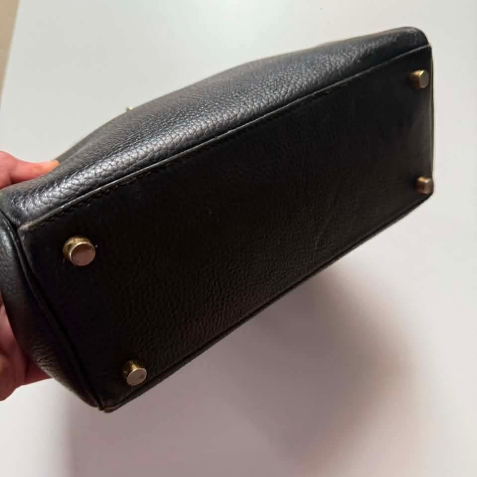 Hermès Kelly (Category: Shoulder Bags) located in Aloran. Submitted by vintgbags (Listing ID 1466434720, Image 3). Description: All details are posted Condition is Good. Open for negotiable sent your offer..