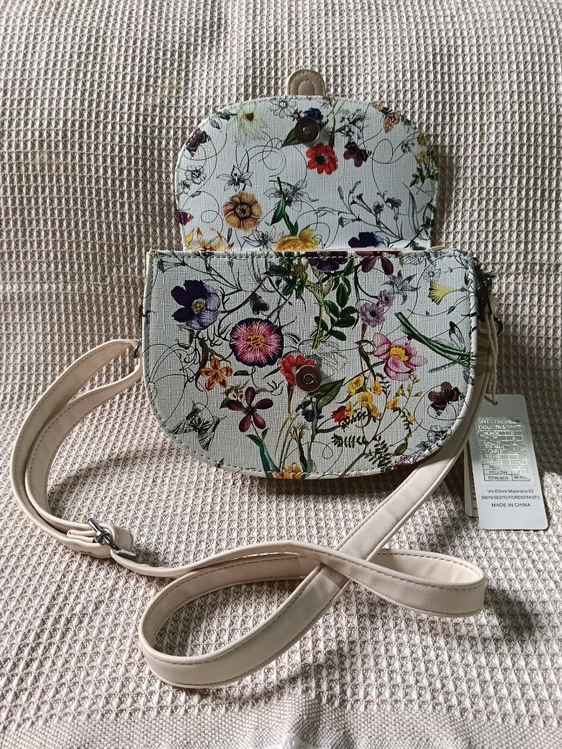 HERRISON SLING BAG (Category: Cross-body Bags) located in Lemery. Submitted by bgv02 (Listing ID 1466435064, Image 3). Description: pasalubong po galing italy no issue bagong bago 1800 orig price.
