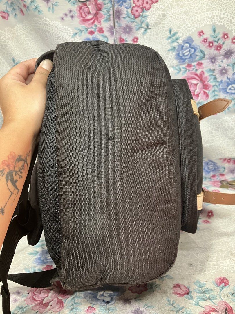 HERSCHEL LITTLE AMERICA BACKPACK (Category: Backpacks) located in General Mariano Alvarez. Submitted by adonid (Listing ID 1466358910, Image 3). Description: HERSCHEL LITTLE AMERICA BACKPACK GOOD CONDITION NORMAL SIGN OF USAGE ONLY.