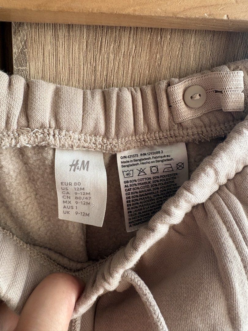 H&M Beige Cargo Sweatpants 9-12 Months (Category: Babies & Kids Fashion) located in Quezon City. Submitted by karinadv (Listing ID 1466431787, Image 2). Description: Beige sweatpants from H&M. Size EUR 80, fits 9-12 months. Cargo style with side pockets. Loc. Project 4, QC.