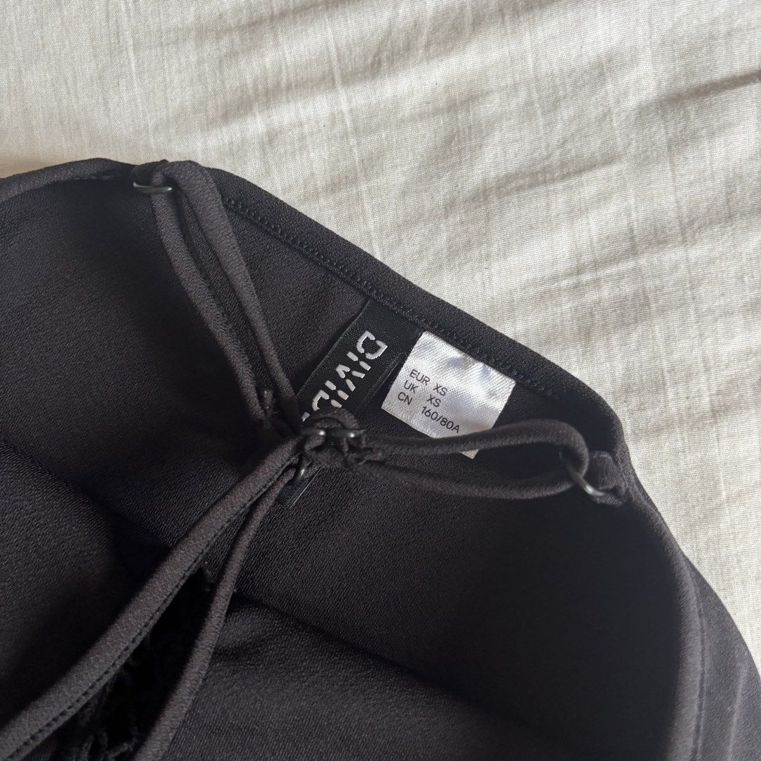 H&M Black Eyelet Fitted Bodysuit (Category: Sleeveless) located in Binan City. Submitted by myprelovedhaul (Listing ID 1466405680, Image 2). Description: - fits xxs to xs! - no when worn photos! - last price posted! - please message only if sure buyer! - limited replies only. - Available unless mark as sold. - Ship via j&t or lalamove for same day. -Mode of payment: Gcash 📍Biñan Laguna .