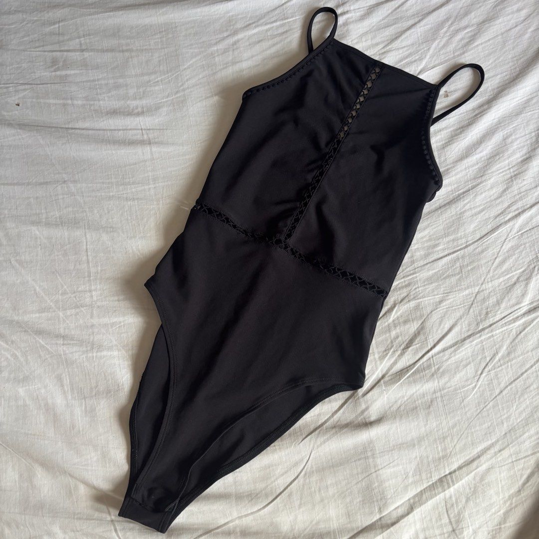 H&M Black Eyelet Fitted Bodysuit (Category: Sleeveless) located in Binan City. Submitted by myprelovedhaul (Listing ID 1466405680, Image 1). Description: - fits xxs to xs! - no when worn photos! - last price posted! - please message only if sure buyer! - limited replies only. - Available unless mark as sold. - Ship via j&t or lalamove for same day. -Mode of payment: Gcash 📍Biñan Laguna .