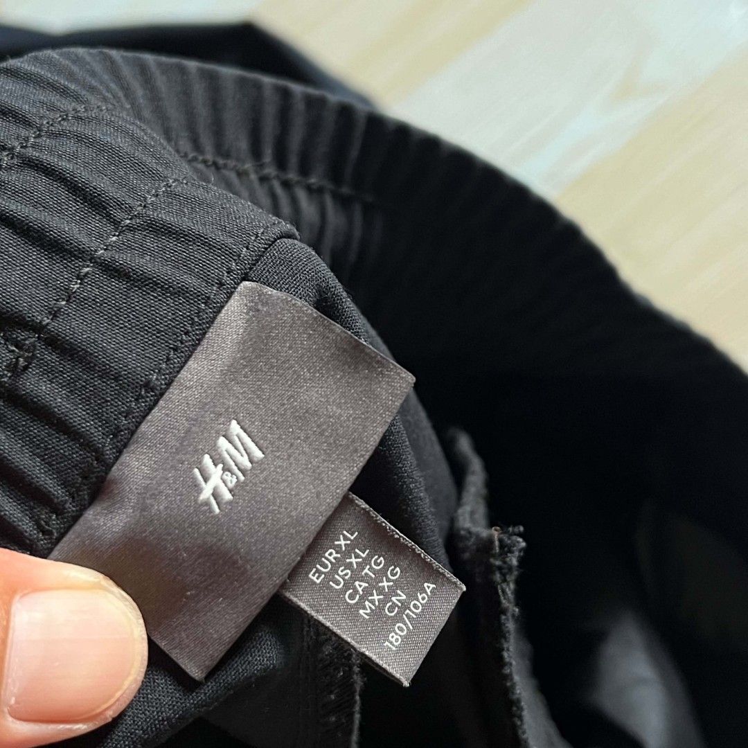 H&M Black Joggers Pants Size XL (Category: Joggers) located in Bugallon. Submitted by thriftuppp (Listing ID 1466403975, Image 2). Description: - Brand: H&M - Size: XL 38-40x41 - Color: Black - Waistband: Elastic with adjustable drawstring - Features: relaxed fit - Ideal for: Casual daily wear or lounging - Condition: Clean and ready to wear.