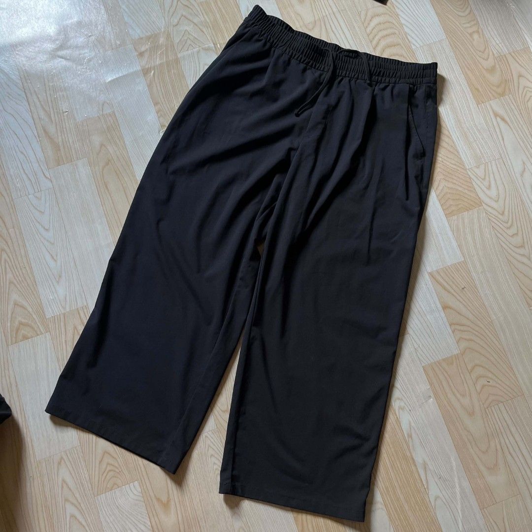 H&M Black Joggers Pants Size XL (Category: Joggers) located in Bugallon. Submitted by thriftuppp (Listing ID 1466403975, Image 1). Description: - Brand: H&M - Size: XL 38-40x41 - Color: Black - Waistband: Elastic with adjustable drawstring - Features: relaxed fit - Ideal for: Casual daily wear or lounging - Condition: Clean and ready to wear.