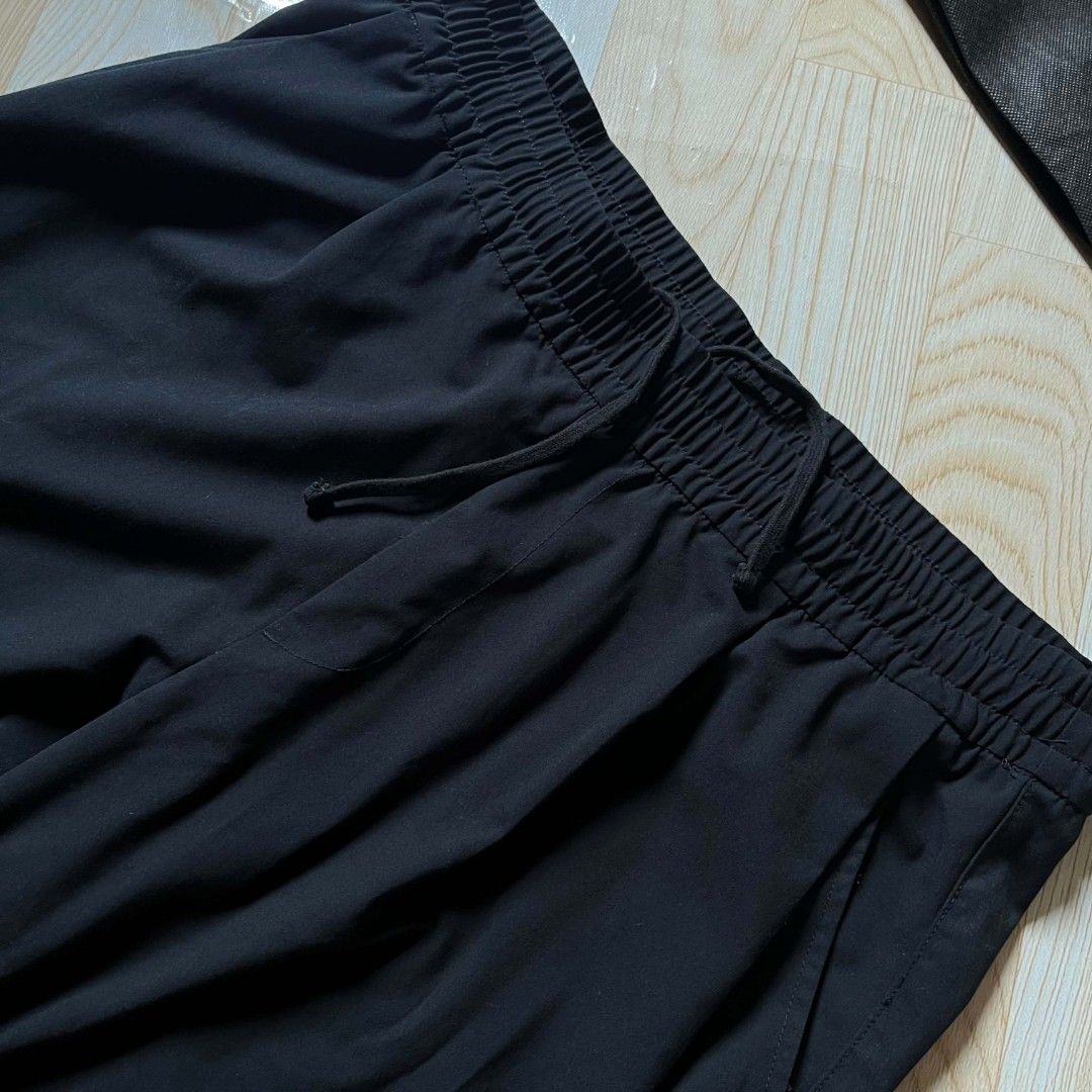 H&M Black Joggers Pants Size XL (Category: Joggers) located in Bugallon. Submitted by thriftuppp (Listing ID 1466403975, Image 3). Description: - Brand: H&M - Size: XL 38-40x41 - Color: Black - Waistband: Elastic with adjustable drawstring - Features: relaxed fit - Ideal for: Casual daily wear or lounging - Condition: Clean and ready to wear.