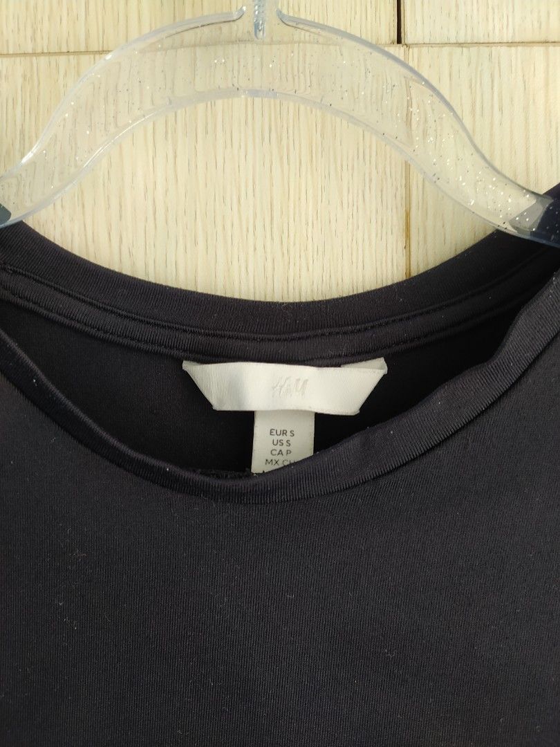 H&M Black Top (Category: Shirts) located in Bacoor. Submitted by lieze (Listing ID 1466440867, Image 2). Description: small size fitted top round neck.