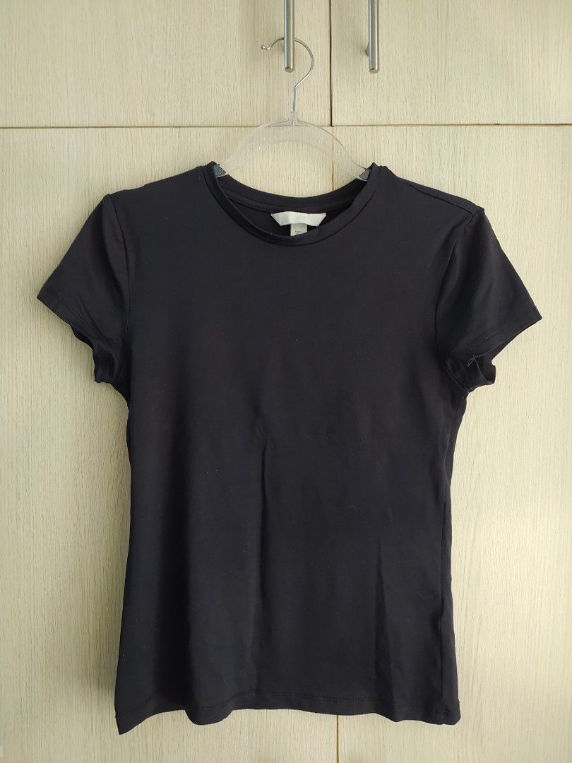 H&M Black Top (Category: Shirts) located in Bacoor. Submitted by lieze (Listing ID 1466440867, Image 1). Description: small size fitted top round neck.
