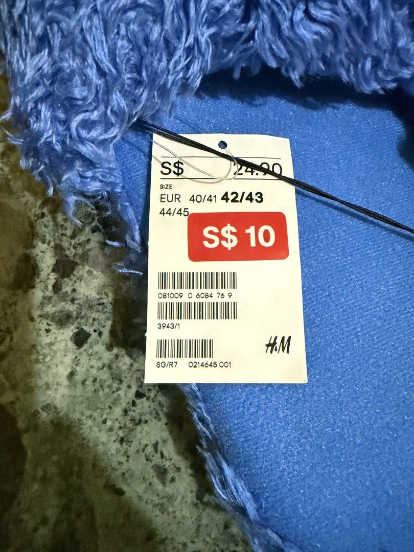 H&M Cookie Monster Slip Ons (Category: Character Goods) located in Manila. Submitted by rojotesoro (Listing ID 1466505704, Image 3). Description: •Collectible Cookie Monster Slides/Slip Ons •Size 42/43 •BNWT .