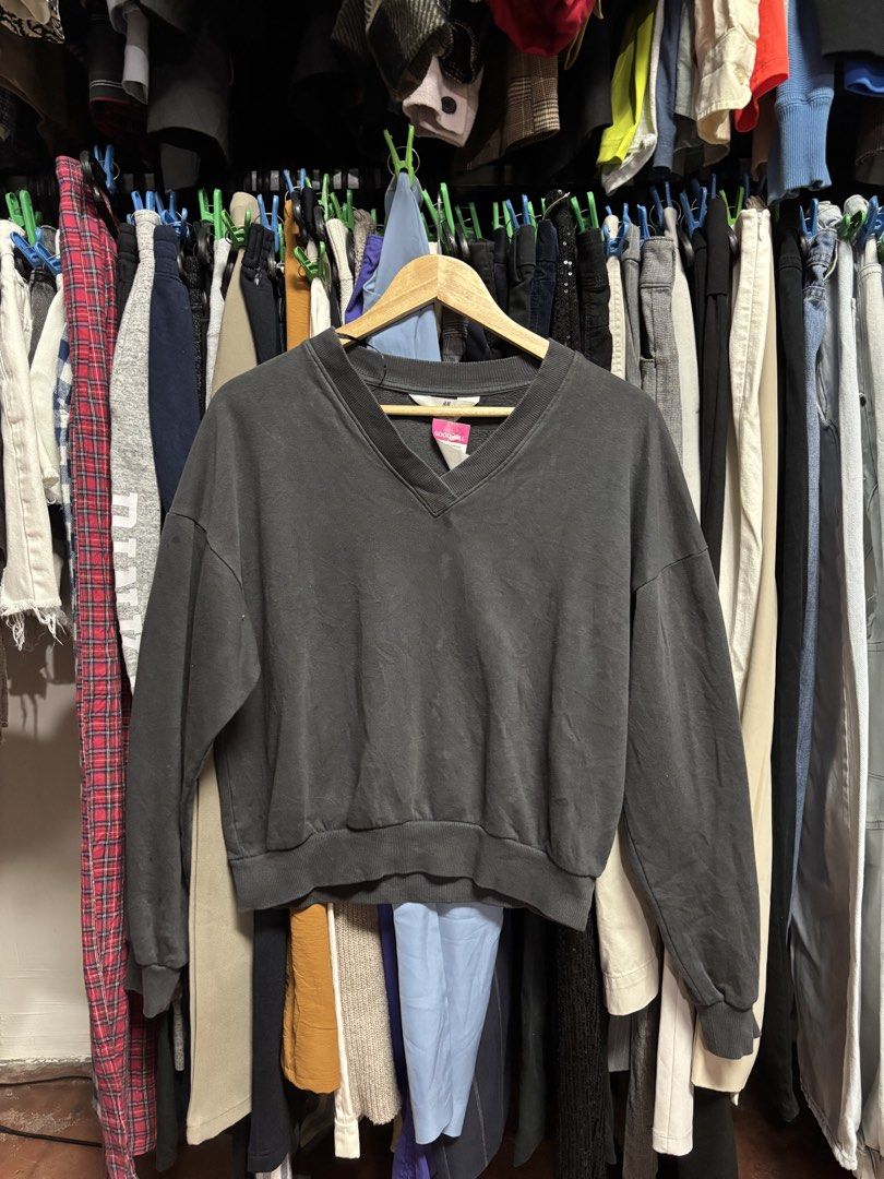 H&M crop longesleeve (Category: Longsleeves) located in Pila. Submitted by isabelasthriftclothes (Listing ID 1466476792, Image 1). Description: .