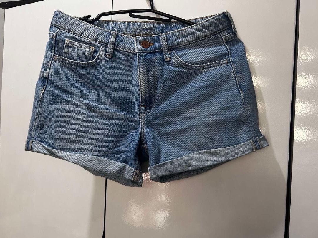 H&M Cuffed Blue Denim Shorts (Category: Shorts) located in Pasig City. Submitted by ladyleslieisletavelarde4902 (Listing ID 1466483144, Image 1). Description: Great for everyday casual wear! Pair with a basic fitted tank top, an oversized button-down shirt, or your favorite white sneakers! Brand: H&M Color/Wash: Medium Wash Blue Tag Size: EUR 34 / US 4 / CA 4 (Fits Small) Fit: Regular / Comfortable leg fit Purchase direct from store. MOP: Gcash /