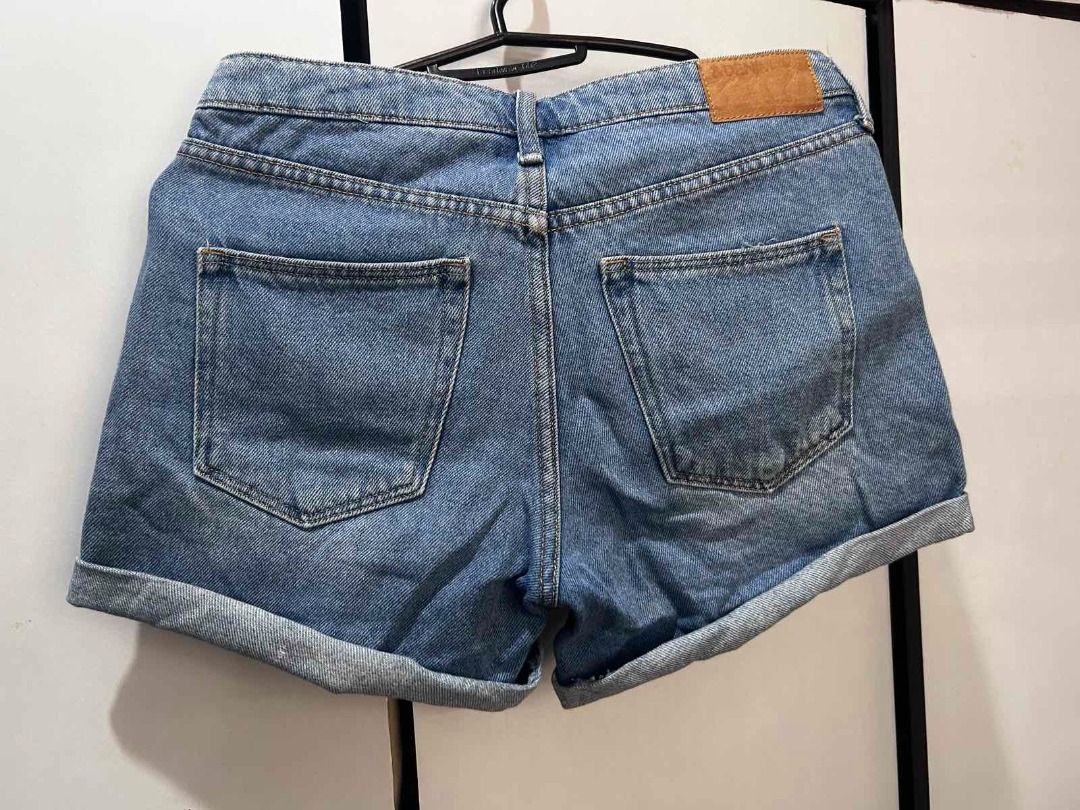 H&M Cuffed Blue Denim Shorts (Category: Shorts) located in Pasig City. Submitted by ladyleslieisletavelarde4902 (Listing ID 1466483144, Image 2). Description: Great for everyday casual wear! Pair with a basic fitted tank top, an oversized button-down shirt, or your favorite white sneakers! Brand: H&M Color/Wash: Medium Wash Blue Tag Size: EUR 34 / US 4 / CA 4 (Fits Small) Fit: Regular / Comfortable leg fit Purchase direct from store. MOP: Gcash /