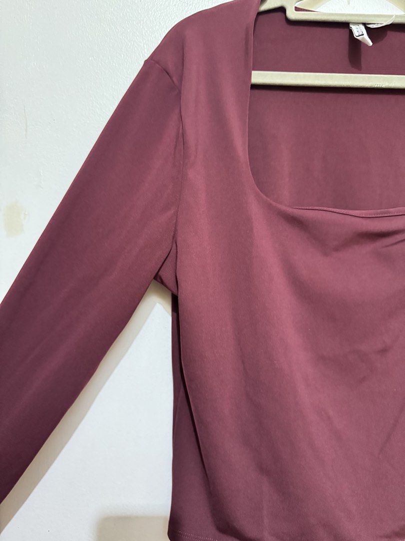 H&M Divided Maroon Square Neck Long Sleeve Top (Category: Longsleeves) located in Manila. Submitted by tia_beanie13 (Listing ID 1466485111, Image 2). Description: - Brand: H&M Divided - Color: Maroon - Size: XL - Fit: Fitted silhouette with soft, stretchy material - Design: Stylish square neckline - Styling: Great for pairing with high-waist jeans or skirts for daily casual wear I removed the tags :(( but this is never worn..