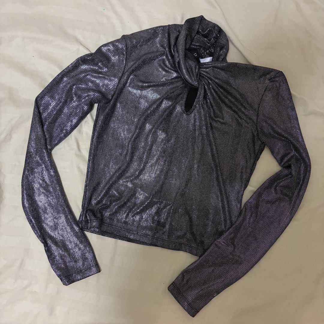 H&M Divided Metallic Shimmer Long Sleeve Top (Category: Longsleeves) located in Mandaluyong City. Submitted by afterceej (Listing ID 1466473761, Image 1). Description: - Brand: H&M Divided - Color: Black and silver with metallic shimmer - Size: EUR 34 / 165/88A - Design: Long sleeves, high twisted neckline, and front keyhole cutout - Fabric: Textured glitter dot pattern all over - Condition: Great piece for parties and night outs -USED ONCE 📍 Ma