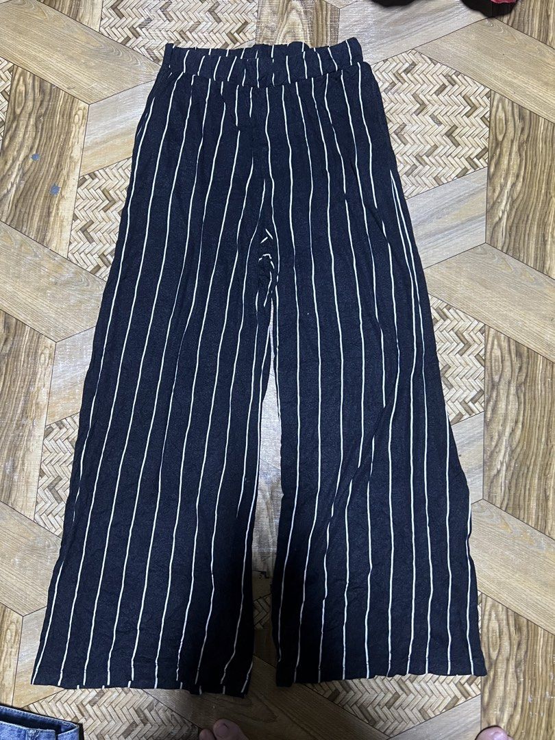 H&M Divided Striped Pants (Category: Jeans) located in Manila. Submitted by jj0451315 (Listing ID 1466388844, Image 1). Description: - Brand/Model: H&M Divided - Size: XS - Material: 100% Viscose (lightweight and breathable) - Fit: Relaxed fit with a comfortable elastic waistband - Design: Classic black and white stripes - Care: Machine washable - Condition: Great for casual wear and easy to style with solid tops.