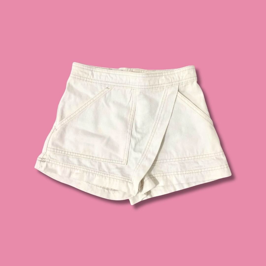 H&M Divided White Denim Skort (Category: Shorts) located in Quezon City. Submitted by stormberi (Listing ID 1466430342, Image 1). Description: 🤍 Brand: H&M Divided 🤍 Size: EUR 32 🤍 Fit: High waist with asymmetrical overlay panel 🤍 Details: Front pockets, exposed back zipper closure 🤍 Condition: Good, but has a small cut on the back waistband near the zipper 🤍 Do not hesitate to send a DM for further questions/inquiries & more pics! MOP: GCa