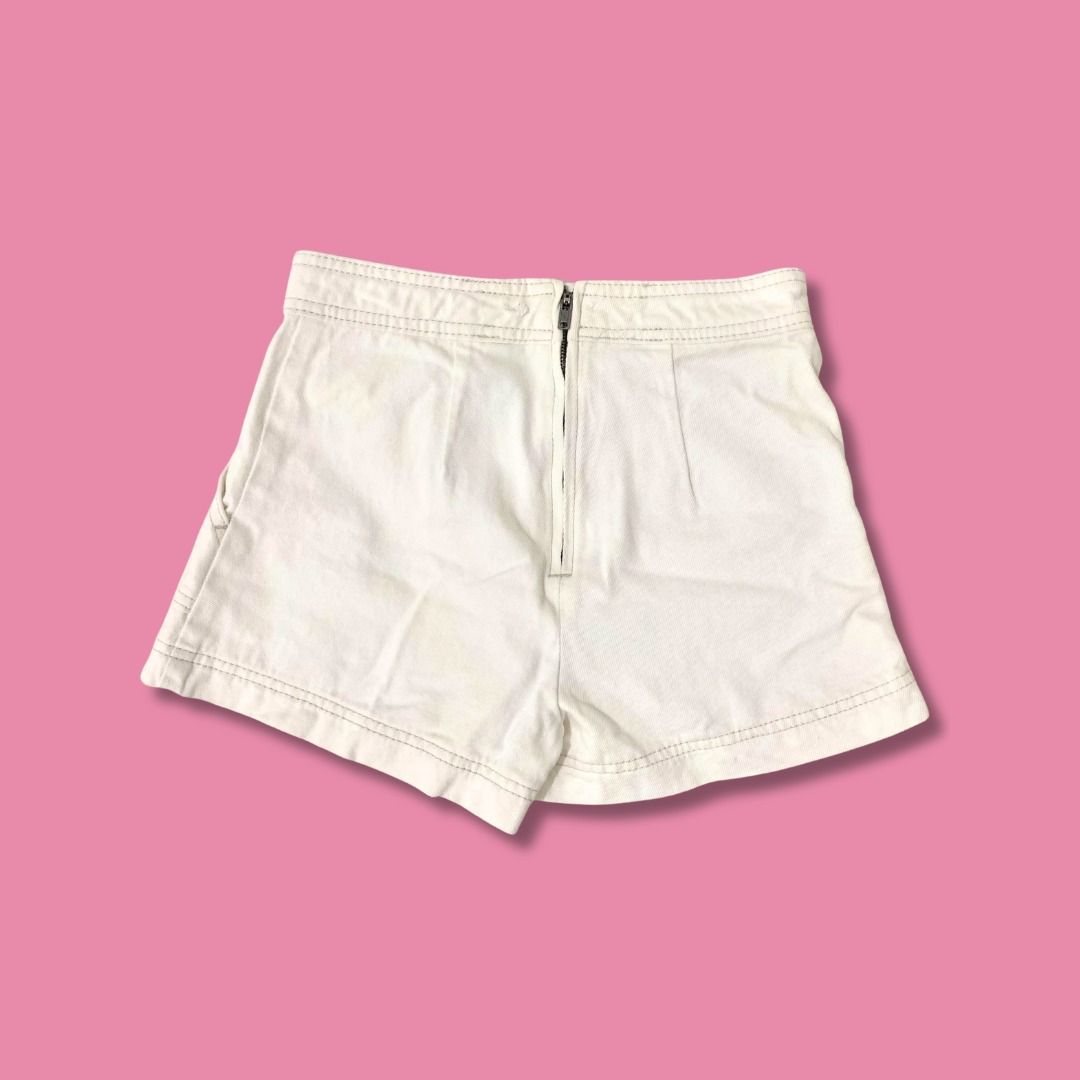 H&M Divided White Denim Skort (Category: Shorts) located in Quezon City. Submitted by stormberi (Listing ID 1466430342, Image 2). Description: 🤍 Brand: H&M Divided 🤍 Size: EUR 32 🤍 Fit: High waist with asymmetrical overlay panel 🤍 Details: Front pockets, exposed back zipper closure 🤍 Condition: Good, but has a small cut on the back waistband near the zipper 🤍 Do not hesitate to send a DM for further questions/inquiries & more pics! MOP: GCa